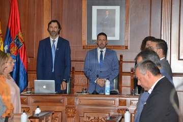  La profesora Celia Jiménez pone voz en el Pleno al manifiesto institucional contra la violencia machista (Foto TA)